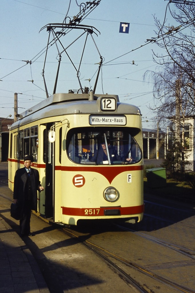 1977 (Februar) - Rheinbahn TW 2517 als Linie 12 bei Ausfahrt aus dem Depot Derendorf an der Münsterstrasse