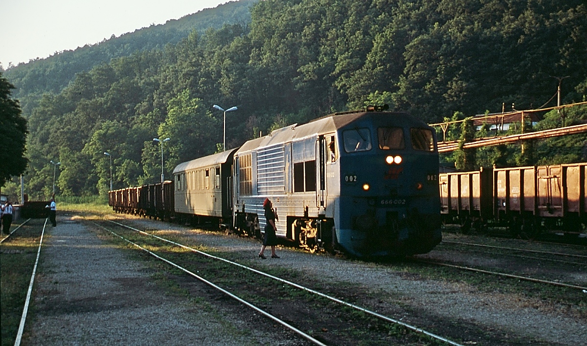 1978 für Marschall Titos  Blauen Zug  geliefert, waren die vier Lokomotiven der Reihe 666 im Juni 2000 schon in untergeordnete Dienste abgewandert. Hier ist 666 002 mit einem abendlichen  GmP  in Resavica eingetroffen.