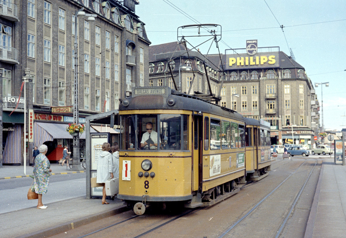 Århus / Aarhus Århus Sporveje SL 1 (Tw 8) Banegårdspladsen (: Bahnhofplatz) am 27. Juli 1968. - Scan von einem Farbnegativ. Film: Kodacolor X. 