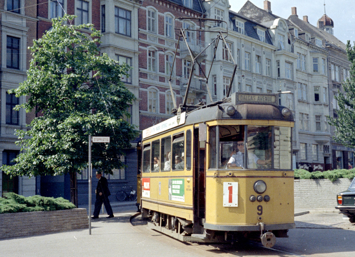 Århus / Aarhus Århus Sporveje SL 1 (Tw 9) Skt. Pauls Kirkeplads. - Scan von einem Farbnegativ. Film: Kodacolor X.