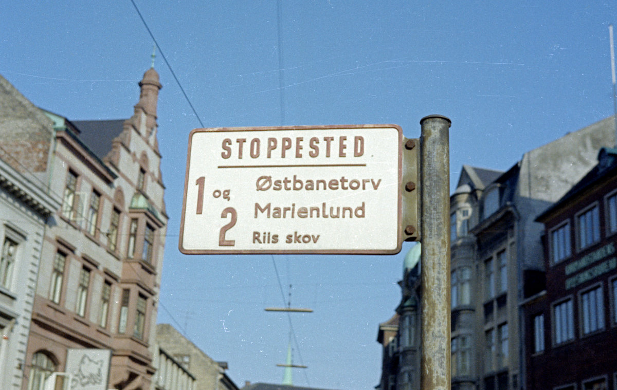 Århus / Aarhus Århus Sporveje: Haltestelle der beiden Straßenbahnlinien 1 und 2. Århus C, Store Torv am 8. August 1969. - Scan eines Farbnegativs. Film: Kodak Kodacolor X.