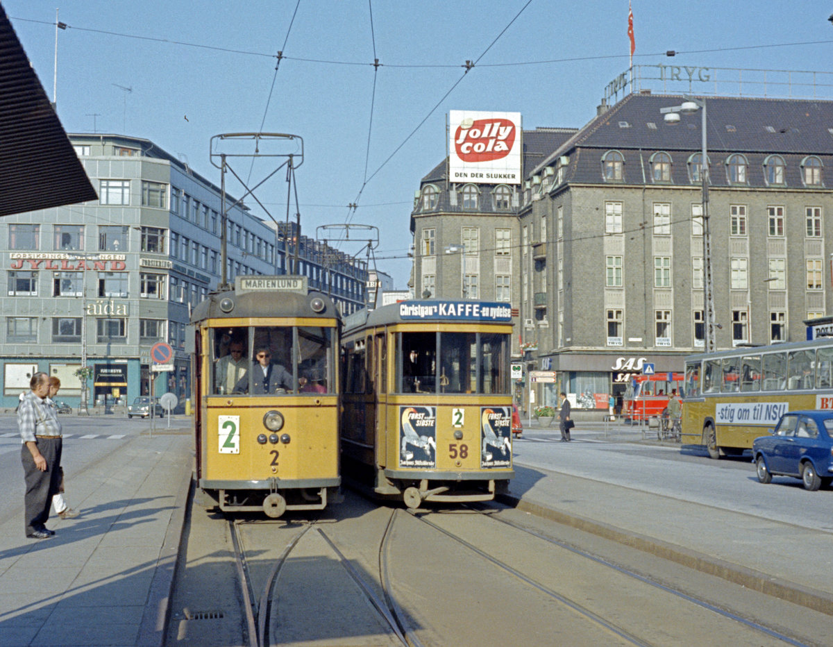 Århus / Aarhus Århus Sporveje SL 2 (Tw 2 / Bw 58) Århus C, Banegårdsplads / Århus H (: Hbf) am 8. August 1969. - Scan eines Farbnegativs. Film: Kodak Kodacolor X.