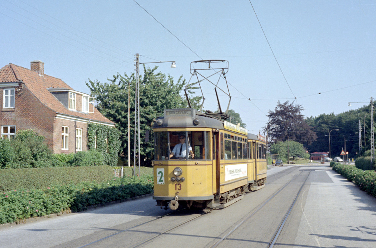 Århus / Aarhus Århus Sporveje SL 2 (Tw 13) Århus N, Marienlunds Allé am 8. August 1969. - Der Zug hat eben die Endstation Marienlund verlassen; die Einfahrt der Endstellenschleife befindet sich ein bisschen weiter weg vom Fotografen. - Es gab in Århus zwei Straßenbahnlinien. In der Endstation Marienlund wechselten die Liniennummern: Ein ankommender Zug der SL 1 wurde zur SL 2 und umgekehrt. - Scan eines Farbnegativs. Film: Kodak Kodacolor X.