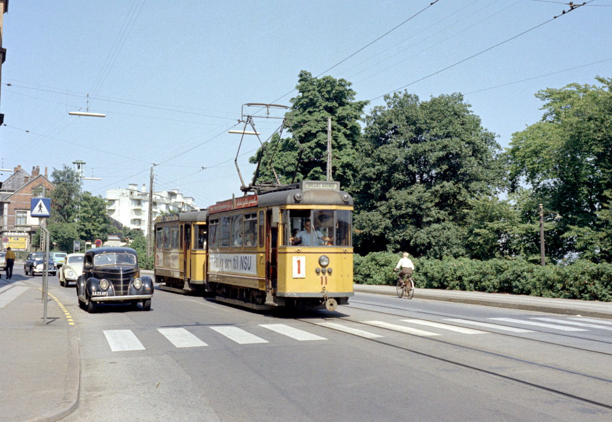 Århus / Aarhus Århus Sporveje SL 1 (Tw 11) Århus C, Skovvejen am 8. August 1969. - Scan eines Farbnegativs. Film: Kodak Kodacolor X.