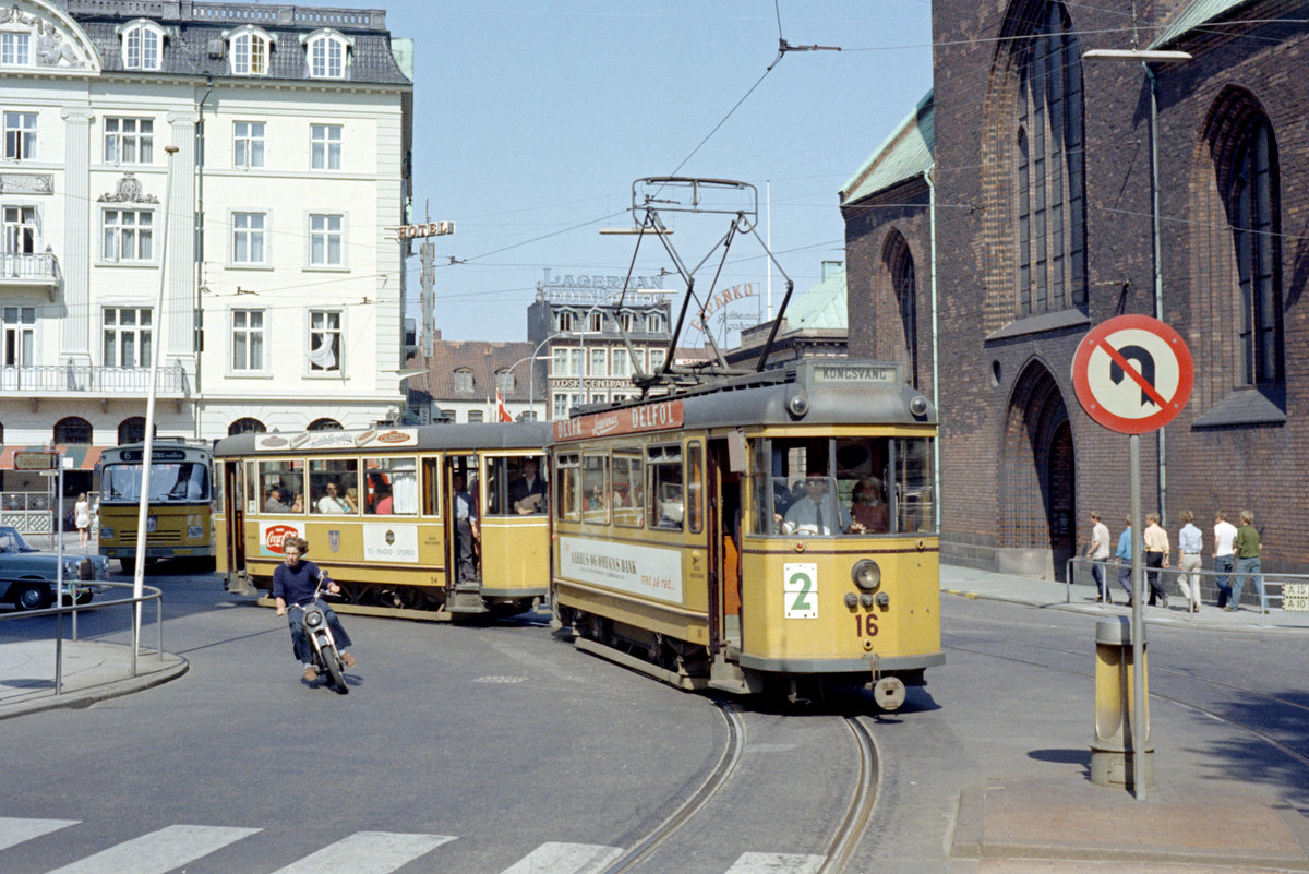 Århus / Aarhus Århus Sporveje (ÅS) SL 2 (Tw 16 + Bw 54) Århus C, Store Torv / Sankt Clemens Torv / Bispetorvet (torv (dänisch): Markt (deutsch)) am 8. August 1969. - 1944 wurden fast alle ÅS-Straßenbahnen durch einen Sabotageakt zerstört. Die Hauptwerkstätte der Kopenhagener Straßenbahnen entwarf und baute 1945 für die ÅS einen neuen Triebwagen (Tw 1) und einen neuen Beiwagen (Bw 41). Die übrigen Trieb- und Beiwagen dieser Typen (2-20 und 42-59) wurden nachfolgend von der Waggonfabrik Scandia hergestellt. - Scan eines Farbnegativs. Film: Kodak Kodacolor X.