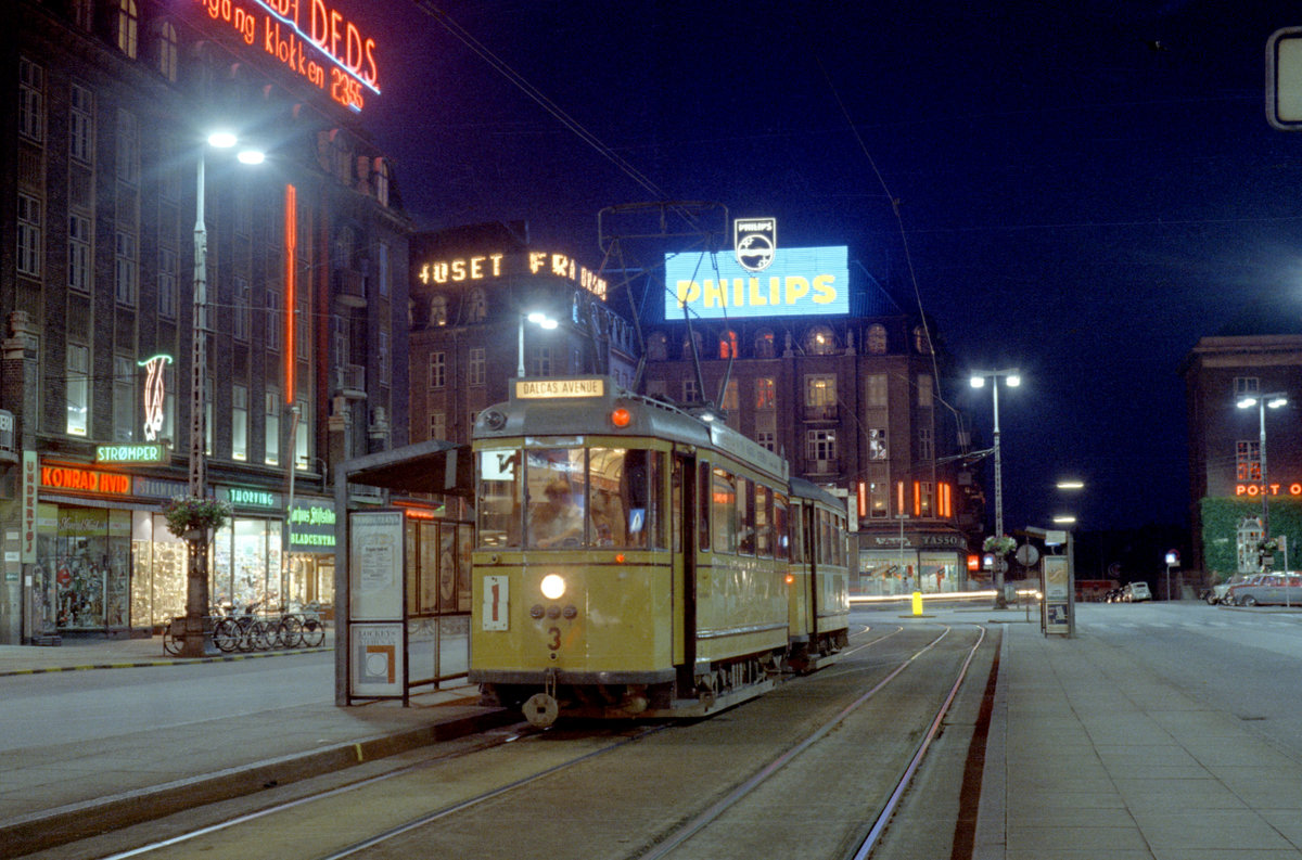 Århus / Aarhus Århus Sporveje SL 1 (Tw 3) Århus C, Banegårdspladsen / Århus H (: Hbf) am 8. August 1969. - Der Tw 3 befindet sich heute in der Sammlung des Straßenbahnmuseums Skjoldenæsholm. - Scan eines Farbnegativs. Film: Kodak Kodacolor X.