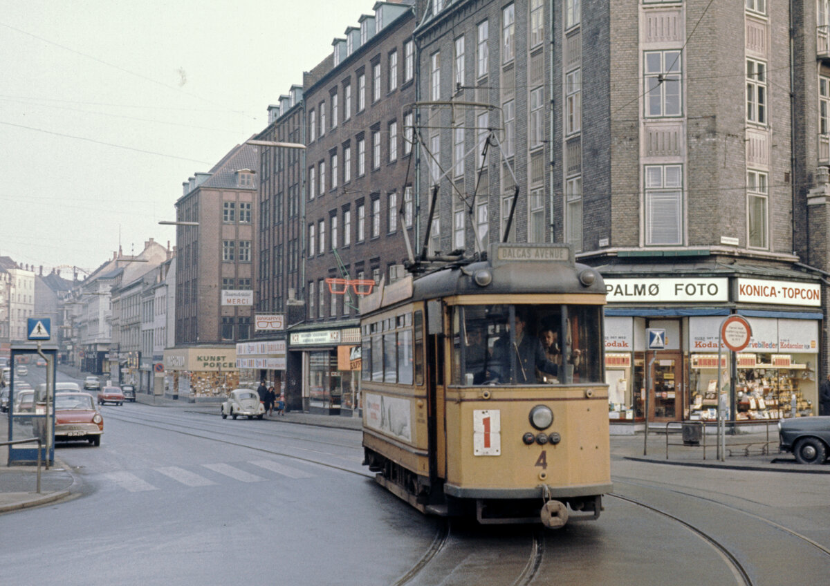Århus / Aarhus Århus Sporveje (ÅS) SL 1 (Tw 4) Banegårdspladsen am 17. Januar 1971. - Beide Straßenbahnlinien fuhren über Banegårdspladsen / den Bahnhofplatz. - Scan eines Diapositivs.