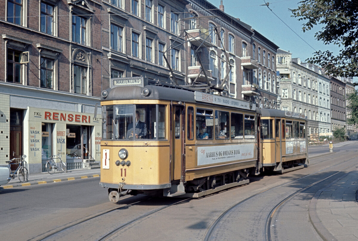 Århus / Aarhus Århus Sporveje (ÅS) SL 1 (Tw 11) Østbanetorvet am 8. August 1969. - Scan eines Diapositivs.