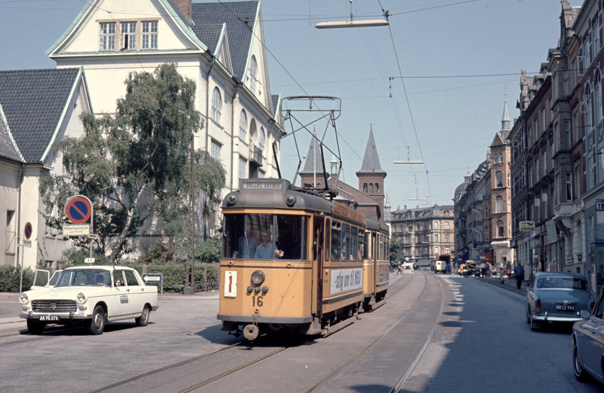 Århus / Aarhus Århus Sporveje (ÅS) SL 1 (Tw 16) Hans Broges Gade am 8. August 1969. - Die Kirche im Hintergrund ist Skt. Pauls Kirke. - Scan eines Diapositivs.