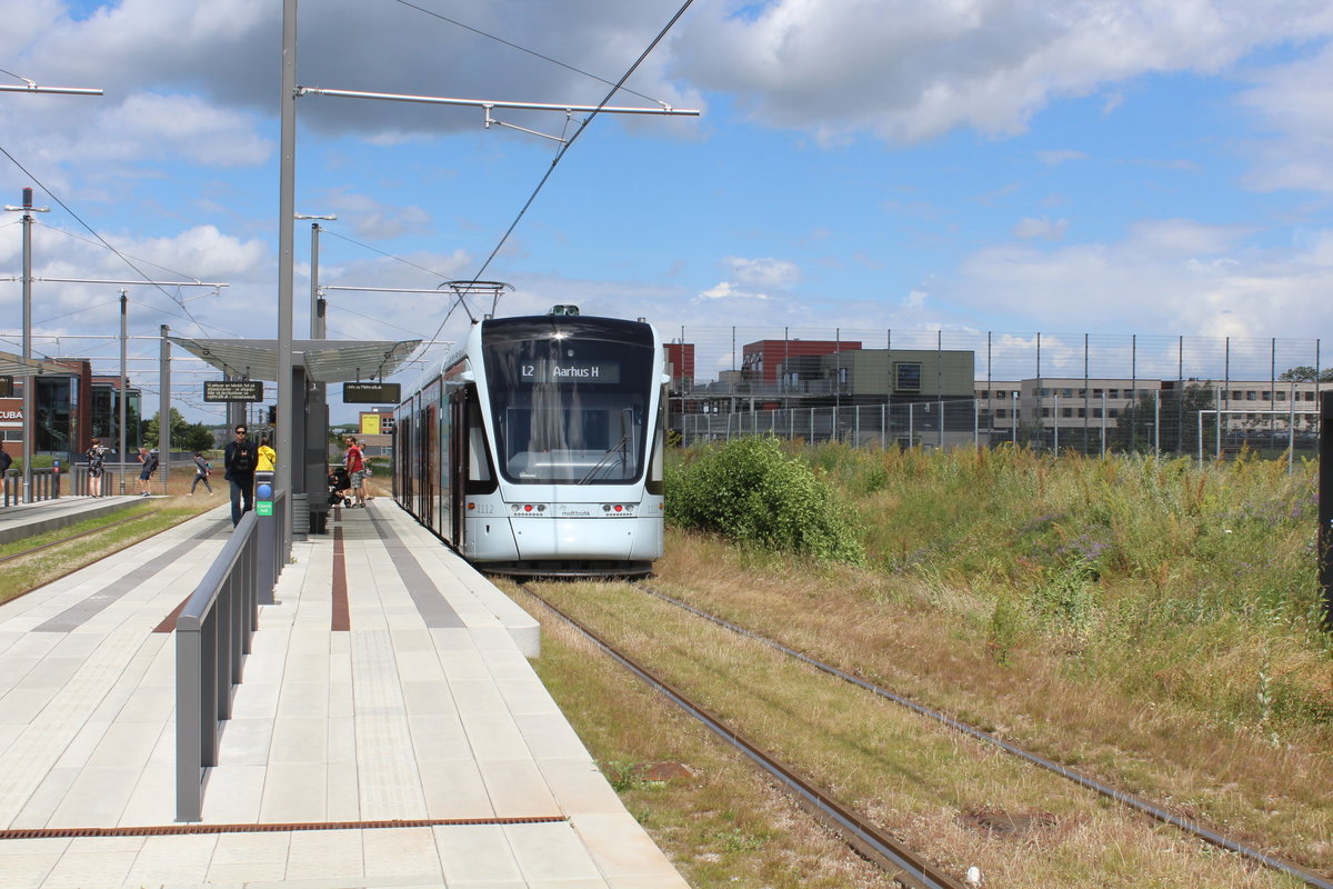 Århus / Aarhus: Aarhus Letbane Linie 2 (Variobahn 1112-1212) Skejby, Aarhus Universitetshospital am 1. juli 2019. - Die Aarhus Letbane, die vom Verkehrsunternehmen Midttrafik betrieben wird, ist eine Mischung von moderner Stadtstraßenbahn, Stadtbahn und Lokalbahn. In der Stadt Aarhus fährt die Linie 2 auf einem sehr großen Teil ihrer Strecke als eine moderne Stadtstraßenbahnlinie mit Straßenbahnfahrzeugen des Typs Stadler Variobahn. - Die erste Strecke der Aarhus Letbane zwischen Aarhus H (: dem Hauptbahnhof) und dem neuen Universitätskrankenhaus in Skejby wurde am 21. Dezember 2017 eröffnet.
