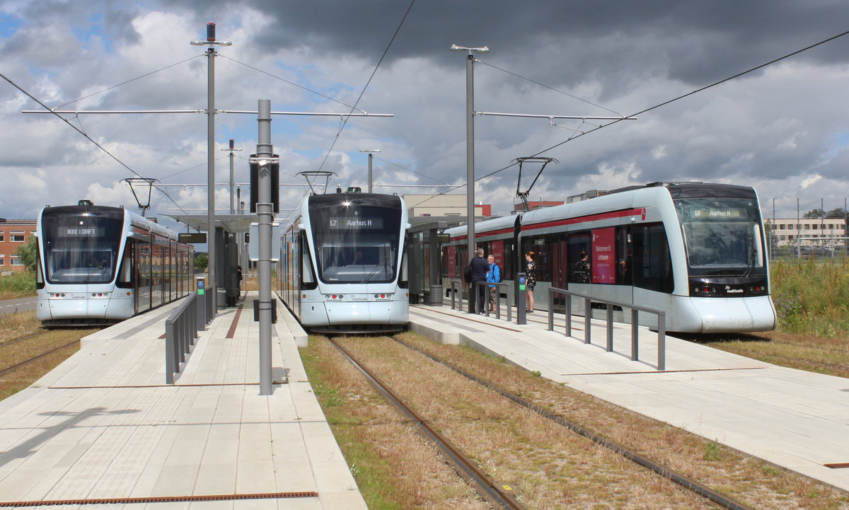 Århus / Aarhus: Aarhus Letbane Linie 2 (Variobahn 1202-1102 / Variobahn 1112-1212 / Tango (Nummer unbekannt)) Skejby, Aarhus Universitetshospital am 1. Juli 2019. - Die Aarhus Letbane hatte am Montag dem 1. Juli große technische Probleme, vor allem mit den Signalen, weshalb nur die Straßenbahnlinie L2 (Aarhus H - Aarhus Universitetshospital) in Betrieb war - und zwar mit Verspätungen. Im Zielschild der Variobahn 1202-1102 steht  Ikke i drift  (: außer Betrieb), was nicht der Fall war, die Garnitur fuhr als Linie 2. - Normalerweise bedienen die Variobahnen, von denen die Aarhus Letbane 14 besitzt, die Linie 2, aber Fahrzeuge des Typs Stadler Tango bedienen vereinzelt die linie.
