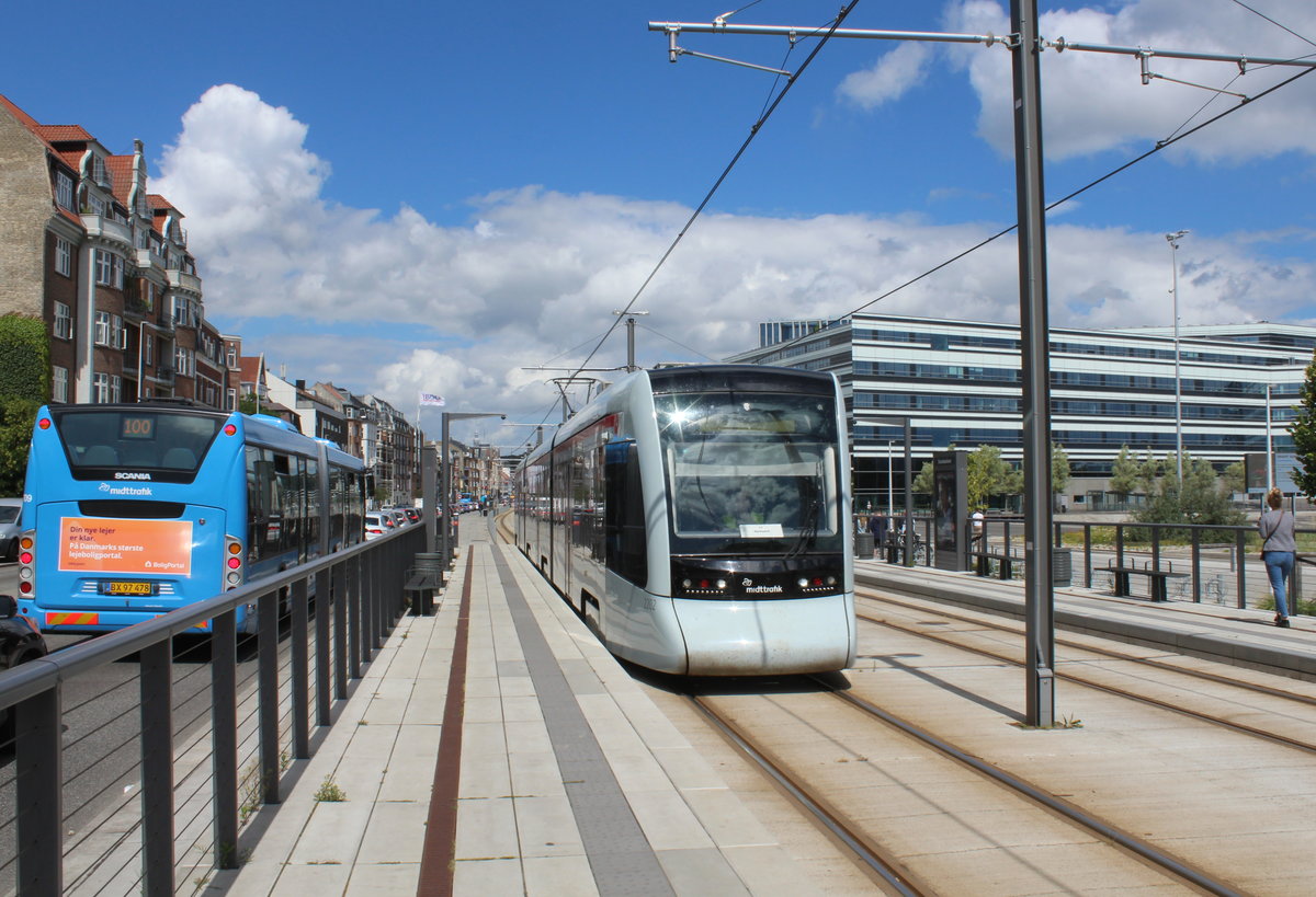 Århus / Aarhus: Aarhus Letbane L2 (Tango 2202-2102) Haltestelle Skolebakken am Hafen von Århus, der sich rechts außerhalb des Bildes befindet. Aufnahmedatum: 1. Juli 2019.