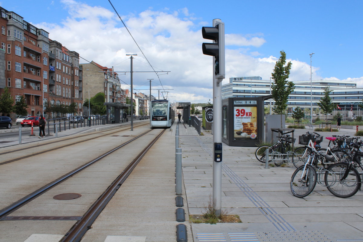 Århus / Aarhus Aarhus Letbane: Ein Straßenbahn-/Stadtbahntriebwagen des Typs Stadler Tango hält am Nachmittag des 1. Juli 2019 als Linie 2 in der Haltestelle Skolebakken am Hafen von Århus. Der Zug fährt in Richtung Universitetshopitalet, das sich am Stadtrand in Skejby, einem Stadtentwicklungsgebiet, befindet.