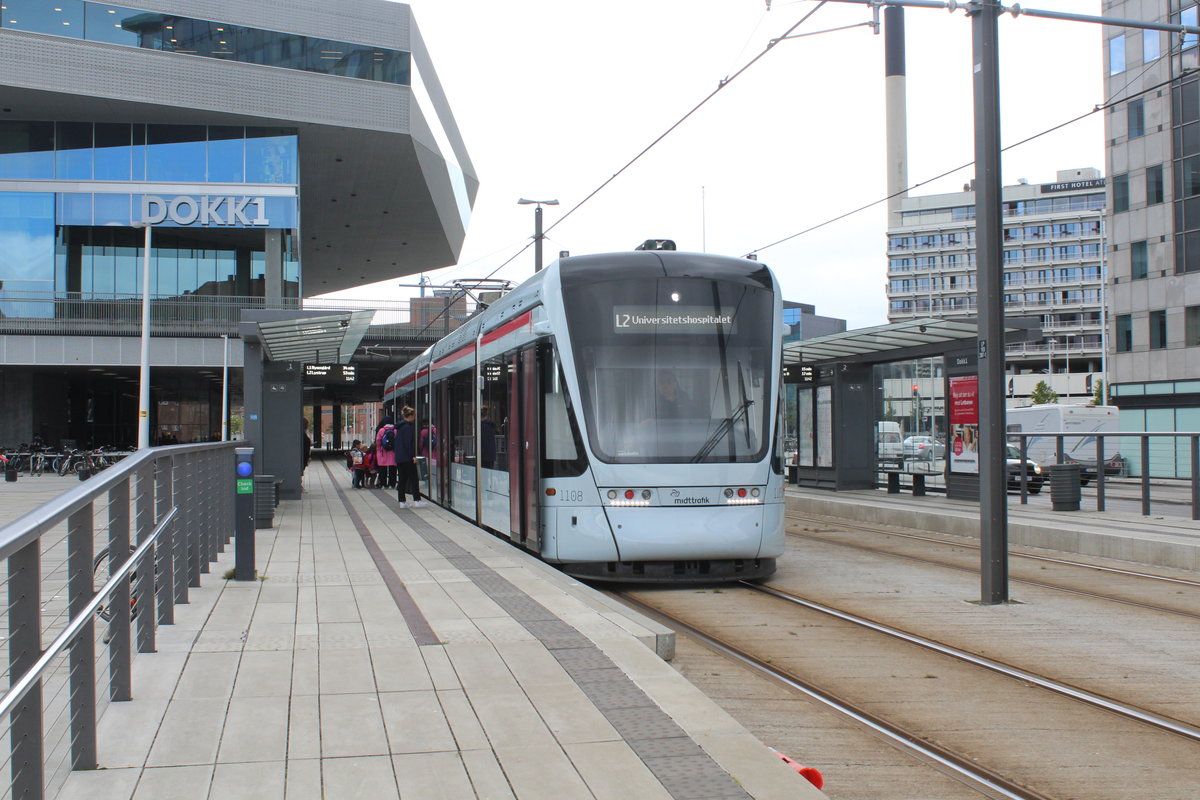 Århus / Aarhus: Aarhus Letbane Linie 2 (Variobahn 1108-1208) Hst. Dokk1 am Hafen von Århus. - Aufnahmedatum: 2. Juli 2019.