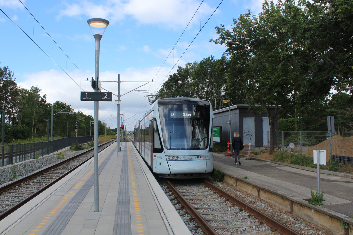 Århus / Aarhus Aarhus Letbane L2: Der Tw 1102-1202 (Variobahn) verlässt am 2. Juli 2019 Lystrup in Richtung Odder über Lisbjerg, Universitetshospitalet und Aarhus H. - Auf den Gleisen links fahren die Züge der Linie 1 in Richtung Grenaa über Hornslet und Ryomgård und in Richtung Aarhus H über Østbanetorvet. Die Linie 1 bedient seit dem 30. April 2019 die 68,9 km lange ehemalige DSB-Lokalbahnstrecke Aarhus H - Grenaa. 
