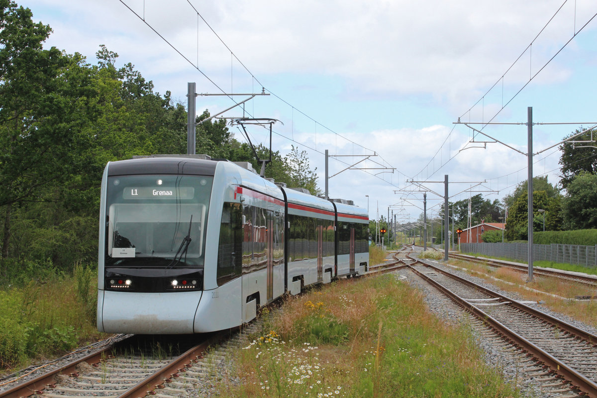 Århus / Aarhus Aarhus Letbane Linie 1: Der Tw 2111-2211 erreicht am 2. Juli 2019 die Haltestelle Lystrup. - Seit dem 30. April d.J. gibt es wieder eine Bahnbedienung zwischen Aarhus H und Grenå; auf der 68,9 langen ehemaligen DSB-Bahnstrecke fahren Straßenbahn-/Stadtbahntriebwagen des Typs Stadler Tango. Die Aarhus Letbane besitzt 12 Stück von diesen in Altenrhein in der Schweiz hergestellten Fahrzeugen, die 39 m lang sind, 256 Fahrgäste fassen und bis 100 Stundenkilometer fahren können.