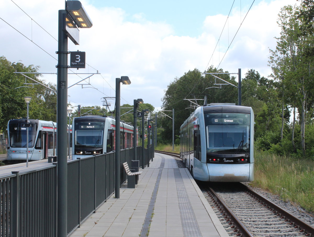 Århus / Aarhus: Aarhus Letbane Linie 1 (Tango 2211-2111) Lystrup am 2. Juli 2019. - Die Aarhus Letbane, die eine Mischung von Stadtstraßenbahn, RegioTram und Regionalstadtbahn ist, besteht aus zwei Linien, der RegioTram-/Regionalstadtbahnlinie 1 (Aarhus H - Østbanetorvet - Lystrup - Grenaa) und der Stadtstraßenbahn-/RegioTramlinie 2 (Lystrup / Lisbjergskolen - Aarhus Universitetshospital - Aarhus H - Mårslet - Odder). Die Gesamtlänge des Netzes beträgt 110 km. Es gibt 48 Haltestellen / Stationen / Bahnhöfe.