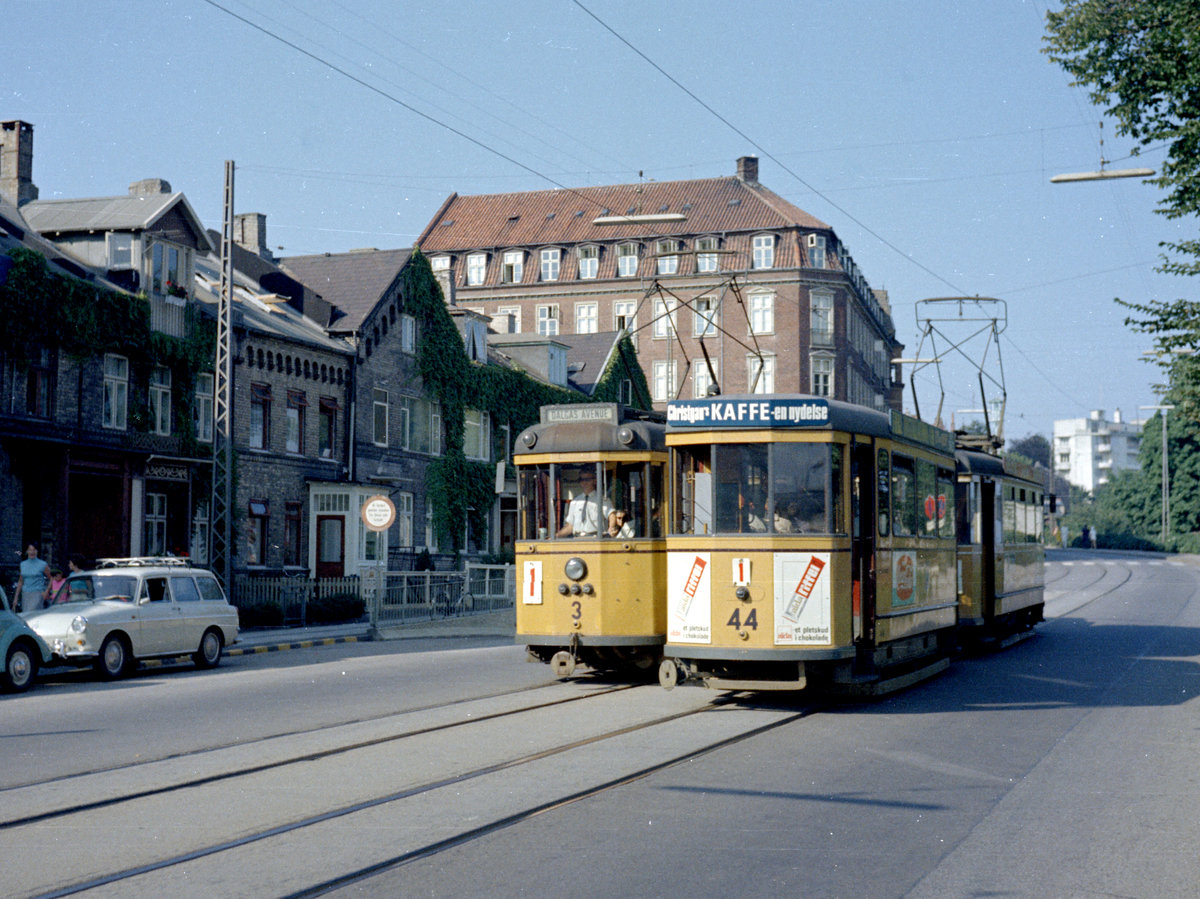 Århus / Aarhus SL 1 (Tw 3 in Richtung Dalgas Avenue / Bw 44 in Richtung Marienlund) Skovvejen im August 1968.