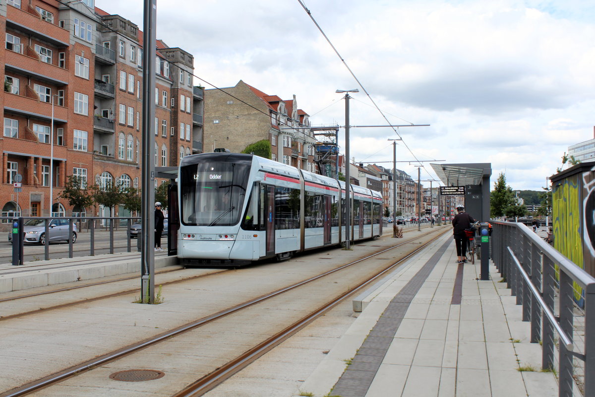 Århus Aarhus Letbane: Der Tw 1106-1206 (Stadler Variobahn) auf der Letbanelinie (= Straßenbahnlinie) L2 hält am 9. Juli 2020 in der Hst. Skolebakkken. - Ab dem Hauptbahnhof (Aarhus H) wird der Zug als RegioTram nach Odder weiterfahren.
