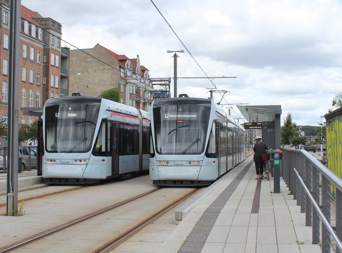 Århus Aarhus Letbane: In der Haltestelle Skolebakken treffen sich zwei Tw des Typs Stadler Variobahn, 1106-1206 und 1109-1209, auf der Straßenbahnlinie L2. - Seit der Eröffnung der Straßenbahnlinie L2 im Jahre 2017 gibt es wieder leistungsfähige und umweltfreundliche öffentliche Verkehrsmittel in Århus.  