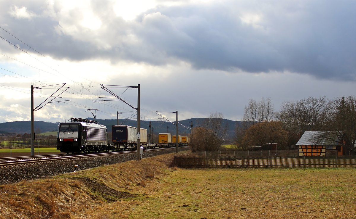 198 286 (MRCE) zu sehen mit einem KLV am 05.03.19 in Etzelbach.