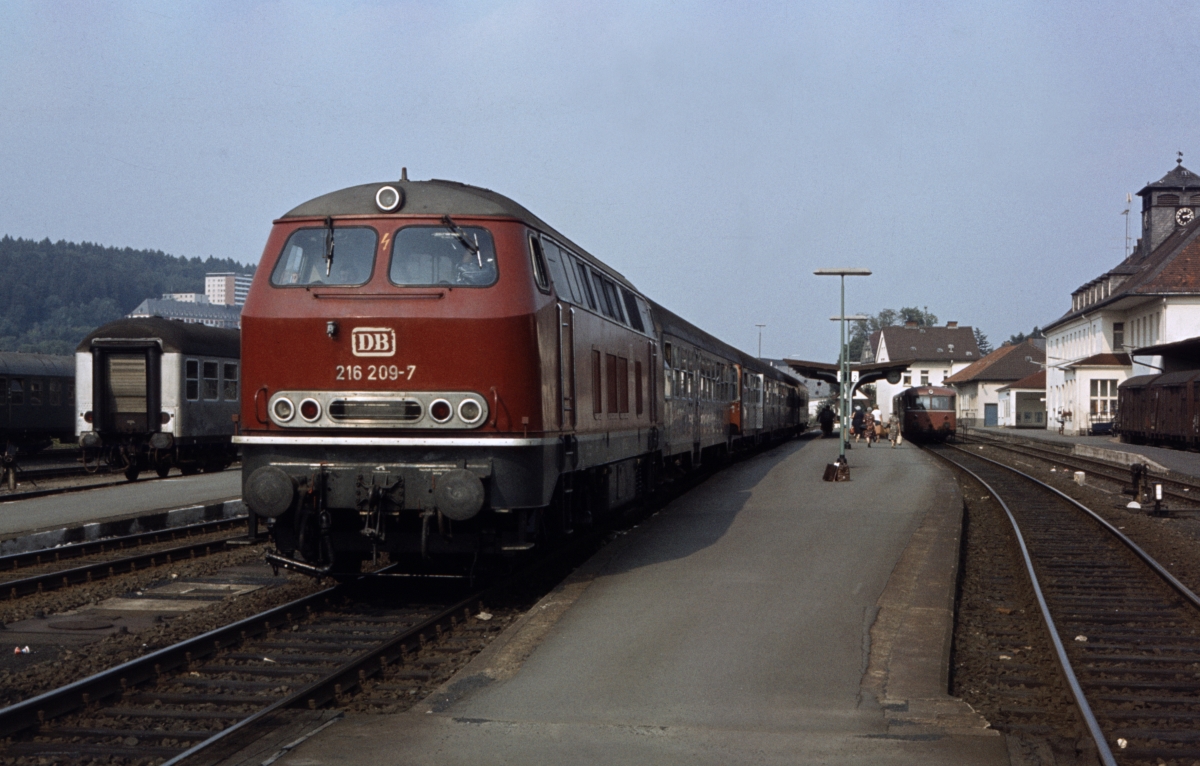 1980 bekam  unser Eilzug  wieder eine andere Nummer, nämlich E 3203 und begann kurioserweise in Buchholz/Nordheide (nur sonntags von Hamburg). Hier pausiert er kurz mit der Kasseler 216 209 in Frankenberg.