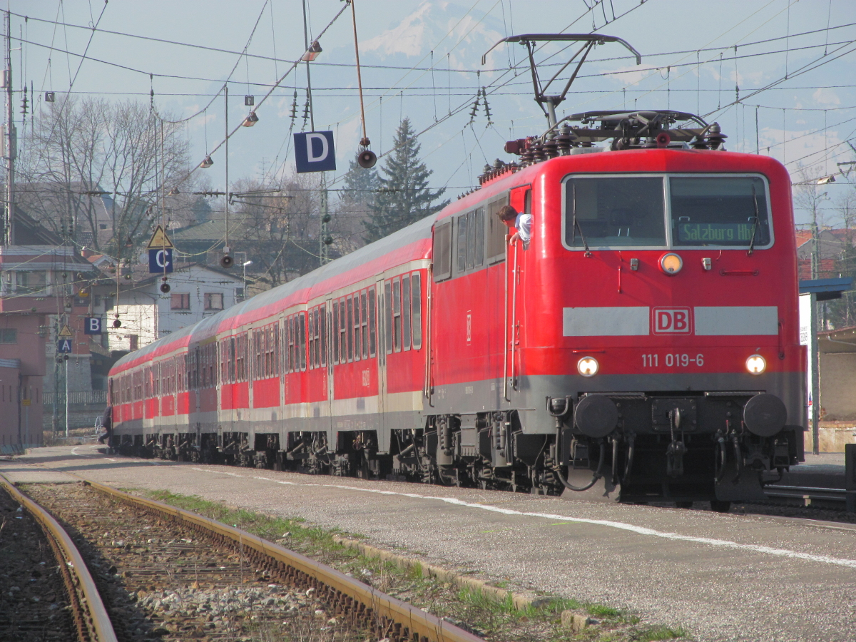 1980 fotografierte ich die Lok 111 019 rangierend im Bahnhof Salzburg. 32 Jahre später, am 23. März 2012, treffe ich sie wieder im Bahnhof Traunstein, erneut unterwegs nach Salzburg.