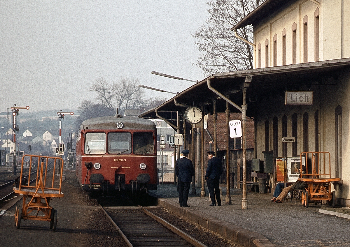 1980 verkehrten zwischen Gelnhausen und Gießen vereinzelt noch Akkutriebwagen. Für das Foto wurden in Absprache mit dem Zugpersonal die Schlußscheiben abgenommen (ich mag keine erkennbaren Nachschüsse auf Triebwagen). 515 640 + 815 692, Lich, 3.4.1980.
