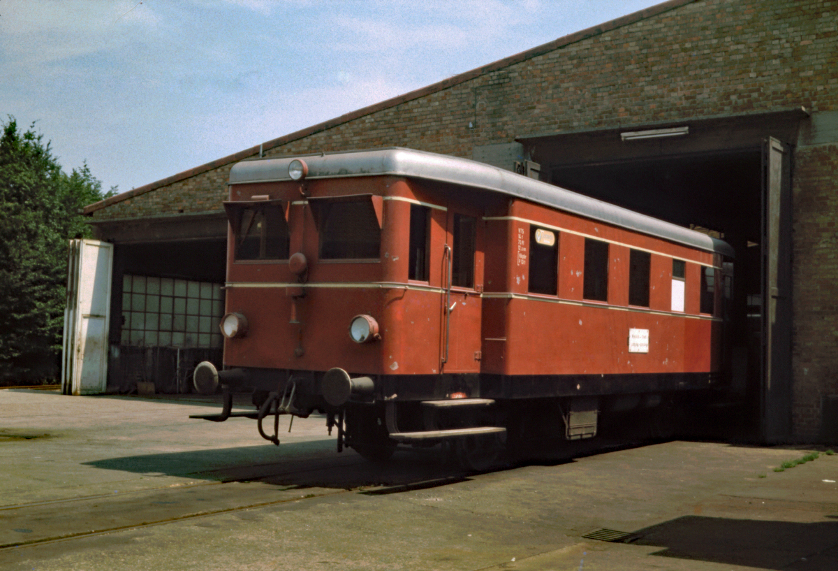 1980 wurde der ex DB VT 95 902 als SWEG VT 5 noch an seiner Heimatstrecke, hier im SWEG-Bw. Wiesloch-Stadt, angetroffen.