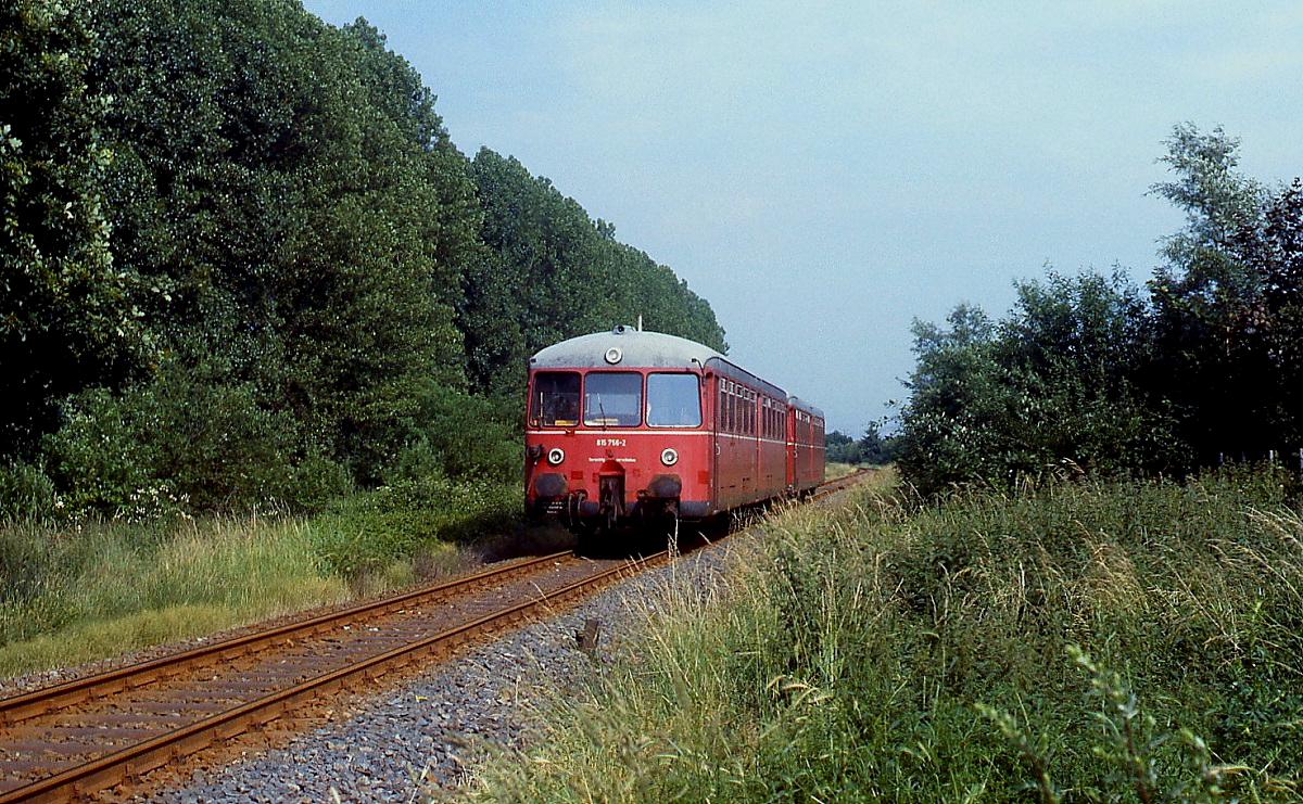 1982 ist eine 815/515-Garnitur von Neuss nach Kaarst bei Holzbüttgen unterwegs. Auch dieser einst bis Viersen führenden Strecke wollte sich die DB entledigen. Heute fahren hier die Talent der Regiobahn als S 28.