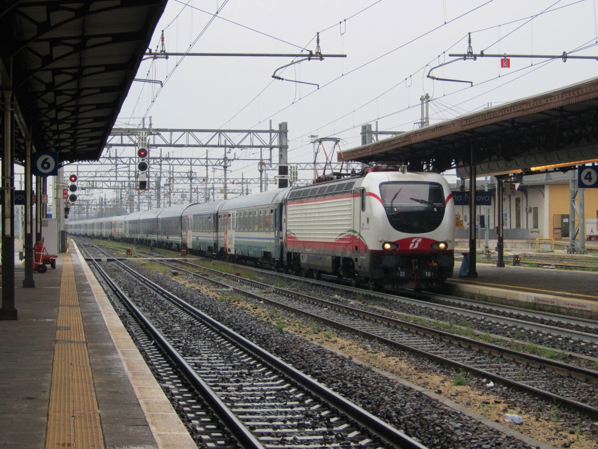 19.8.2014 10:50 FS E.402B 10X mit EN 221 aus Paris Gare de Lyon nach Venezia Santa Lucia fährt mit 170min Verspätung in Verona Porta Nuova ein.