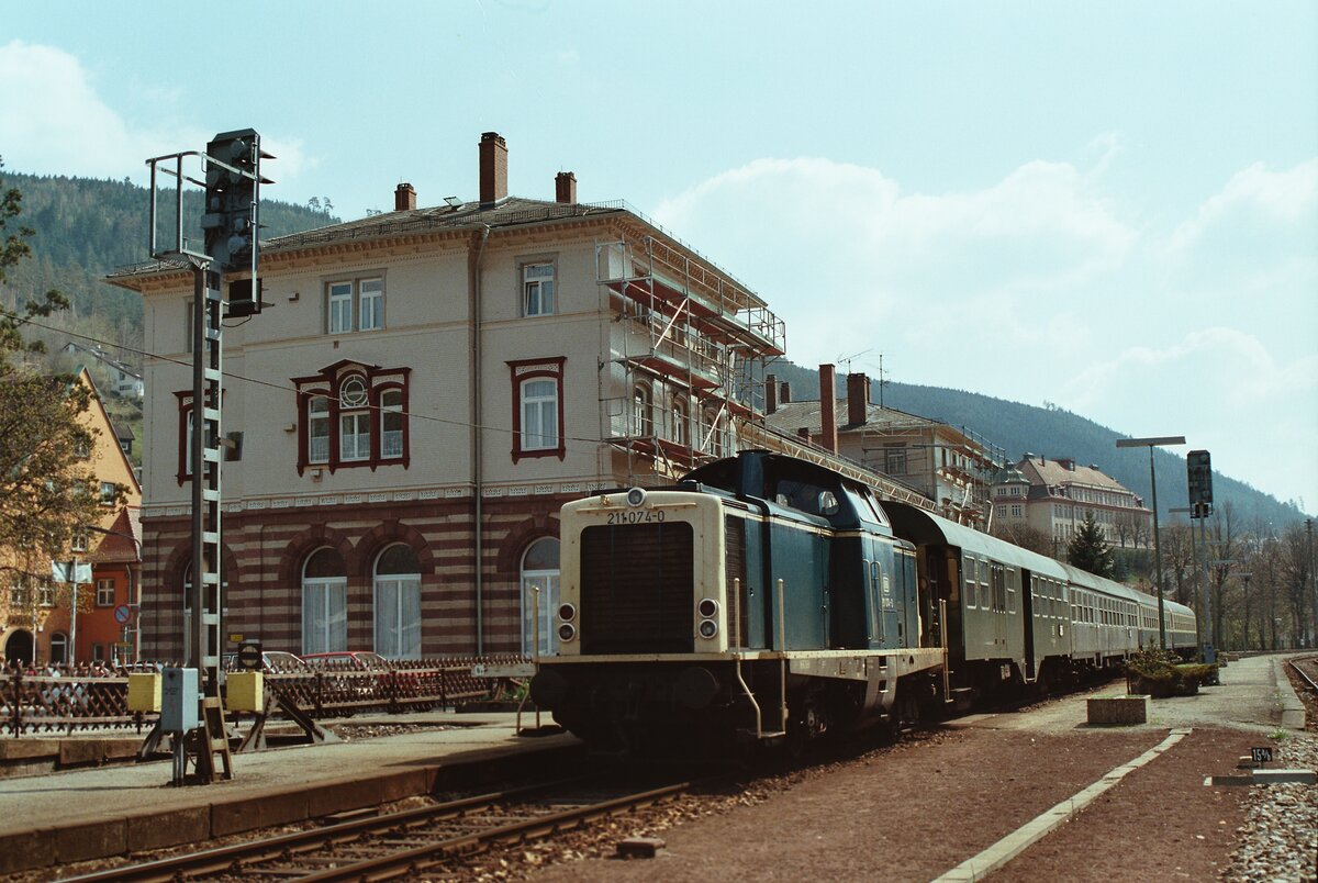 1983 war die Enztalbahn nach Wildbad noch eine relativ wenig genutzte Nebenbahn der DB. Der Bahnhof von Wildbad wurde da gerade wieder in seine frühere Schönheit zurückgebracht. Nur die Nebenbahn selbst verlor bei ihrer Umwandlung zur Stadtbahn sehr viel später Einiges von ihrer ursprünglichen Schönheit, ebenso der Ort Wildbad.