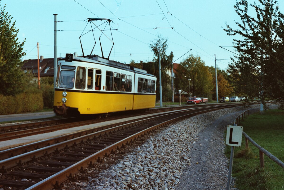  1983: Z�ge der Stuttgarter Stra�enbahnlinie 3 (fr�here Filderbahn zwischen Plieningen und M�hringen sowie nach Vaihingen) wurden in Zeiten relativ geringer Auslastung oft nur mit einem einzelnen GT4 gefahren, so auch hier in M�hringen, der Zug f�hrt Richtung Vaihingen. 