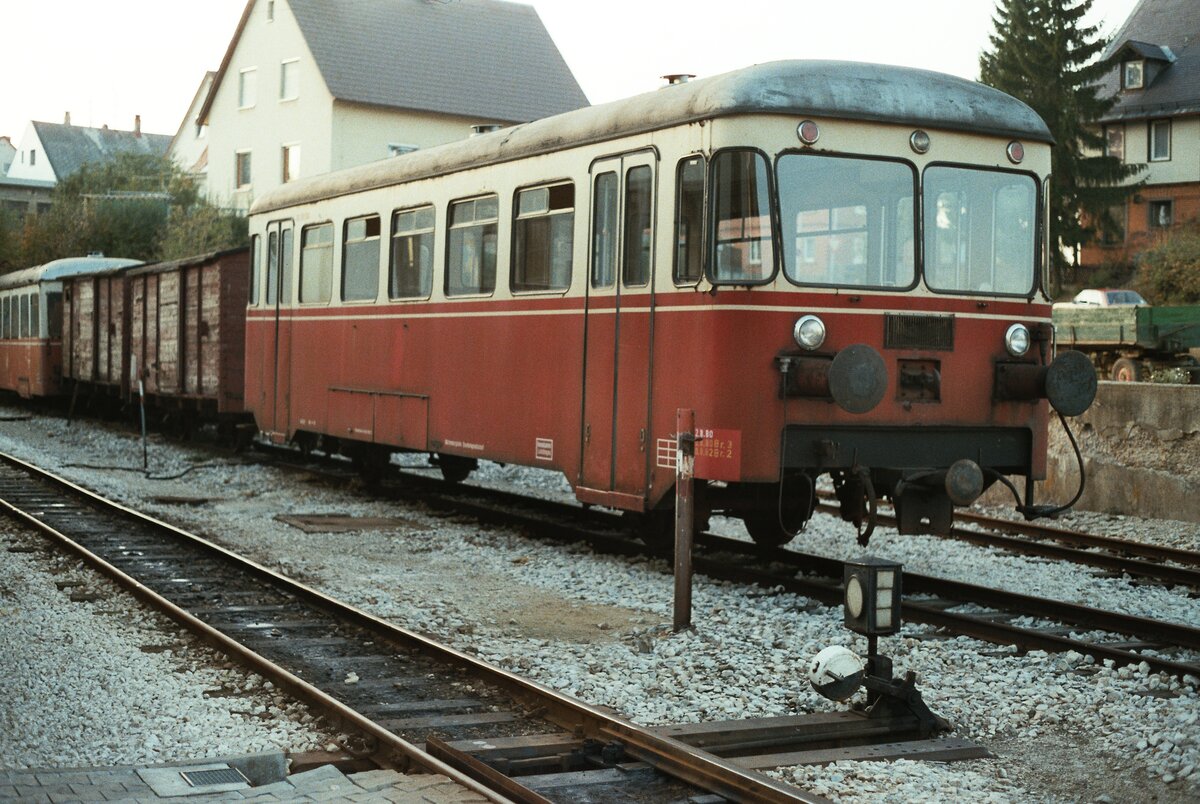 1985 fand ich neben dem Lokschuppen Laichingen noch einige Wagen der WEG-Nebenbahn Amstetten-Laichingen (1000 mm Spurweite), aber alles wies schon darauf hin, dass es der WEG (Württembergische Eisenbahngesellschaft) nicht daran gelegen war, diese kleine Nebenbahn zu erhalten. Vorn befand sich VS 150 (Auwärter ?), der in Wirklichkeit ein Beiwagen war. Er stammte von der Härtsfeldbahn. Sein Umbau zum Steuerwagen wurde nie komplettiert.
Datum: 13.04.1985