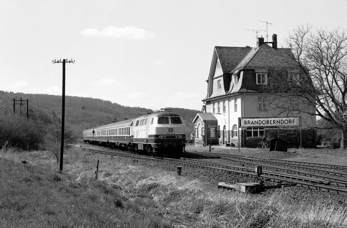 1985 gab es noch keine von einer asozialen Klientel zugesprühten Bahnhofsschilder und vollgeschmierte Bahnhofsgebäude. Das verständnisvolle Zugpersonal hielt am 7.5.1985 angesichts der bevorstehenden Stillegung für ein gelungenes Foto ein paar Minuten länger.