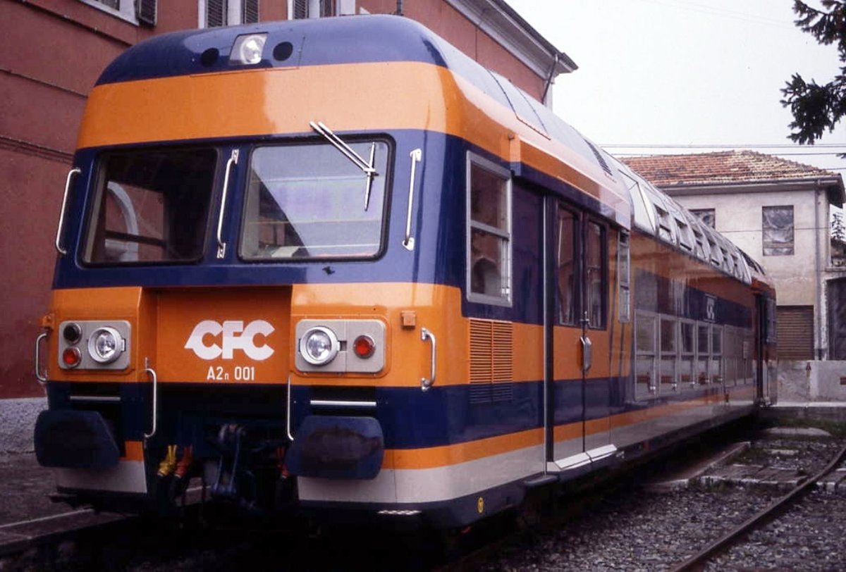 1985, Rivarolo station ( TO ) experimental double deck railcar A2n.001.      Built on 1982, this railcar was used on local railways of north Italy until 1986, then it was sell to some different companies. The last trace of this railcar was in Mauritania.  