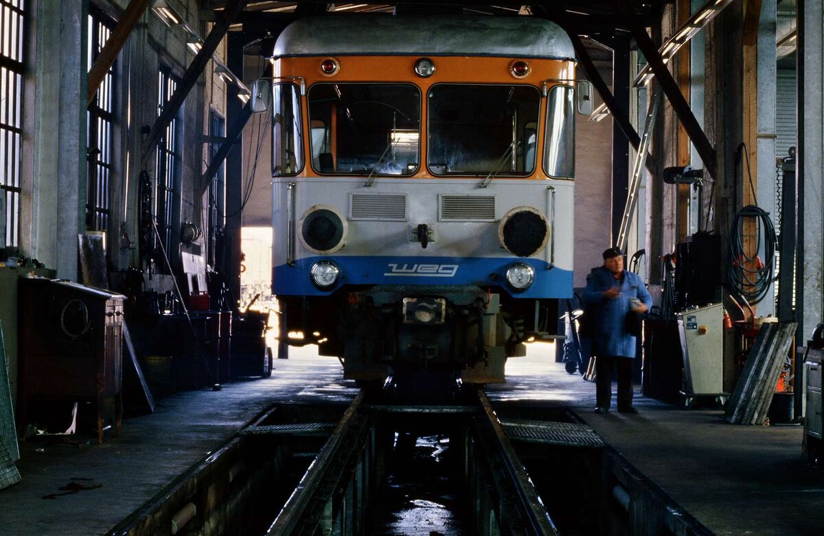 1985 zeigte die WEG-Nebenbahn Amstetten-Laichingen (mit einer Spurweite von 1000 mm) uns allen mit einem letzten Sich-Aufbäumen unmittelbar vor der Stilllegung, was sie noch konnte und wie erhaltenswert sie gewesen wäre, doch vergebens, da die WEG eine echte Vertreterin des soziologischen Begriffs der Wegwerfgesellschaft war und das auch umsetzte.
Am 01.04.1985 wurde der Fuchs-Schienenbus T 30 im Bw Laichingen für seine Fahrt nach Amstetten fachkundig überprüft. Fuchs T 30 wurde wenige Monate vor der Stilllegung der Nebenbahn als Ersatz für den z-gestellten MAN-Schienenbus herangezogen. T 30 war ein hoch motorisierter Schlepptriebwagen mit vier Motoren von Büssing. Nach der Stilllegung der kleinen Bahn auf der Schwäbischen Alb wurde er an die Brohltalbahn verkauft.
Laichingen ließ keine Erinnerung an die kleine Bahn zu, das Bahnhofsgebäude und auch der Lokschuppen wurden abgerissen und auf dem früheren Areal der Bahn findet sich kein einziges Erinnerungshinweisschild.
