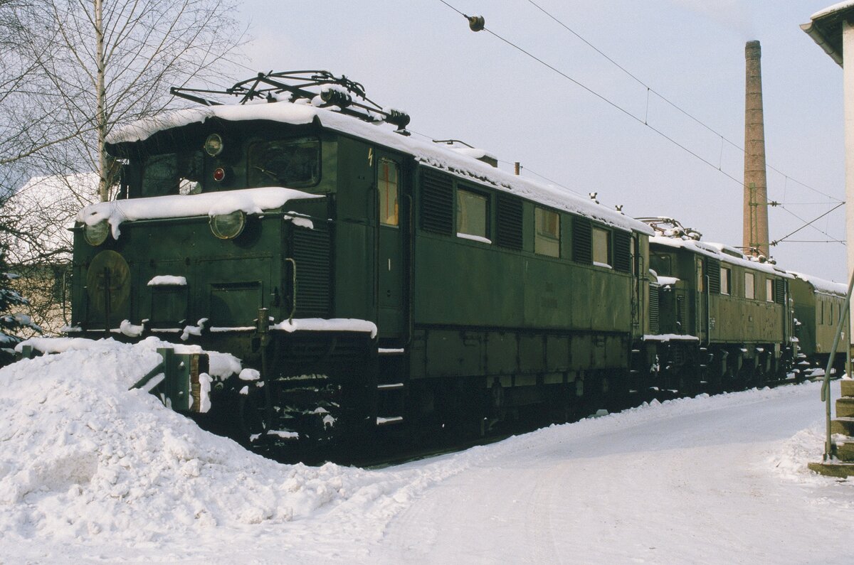 1985: Zwei als Heizanlagen (?) in Bludenz abgestellte österreichische Elektrolokomotiven (1670.09 ÖBB und 1670.104 ÖBB) 