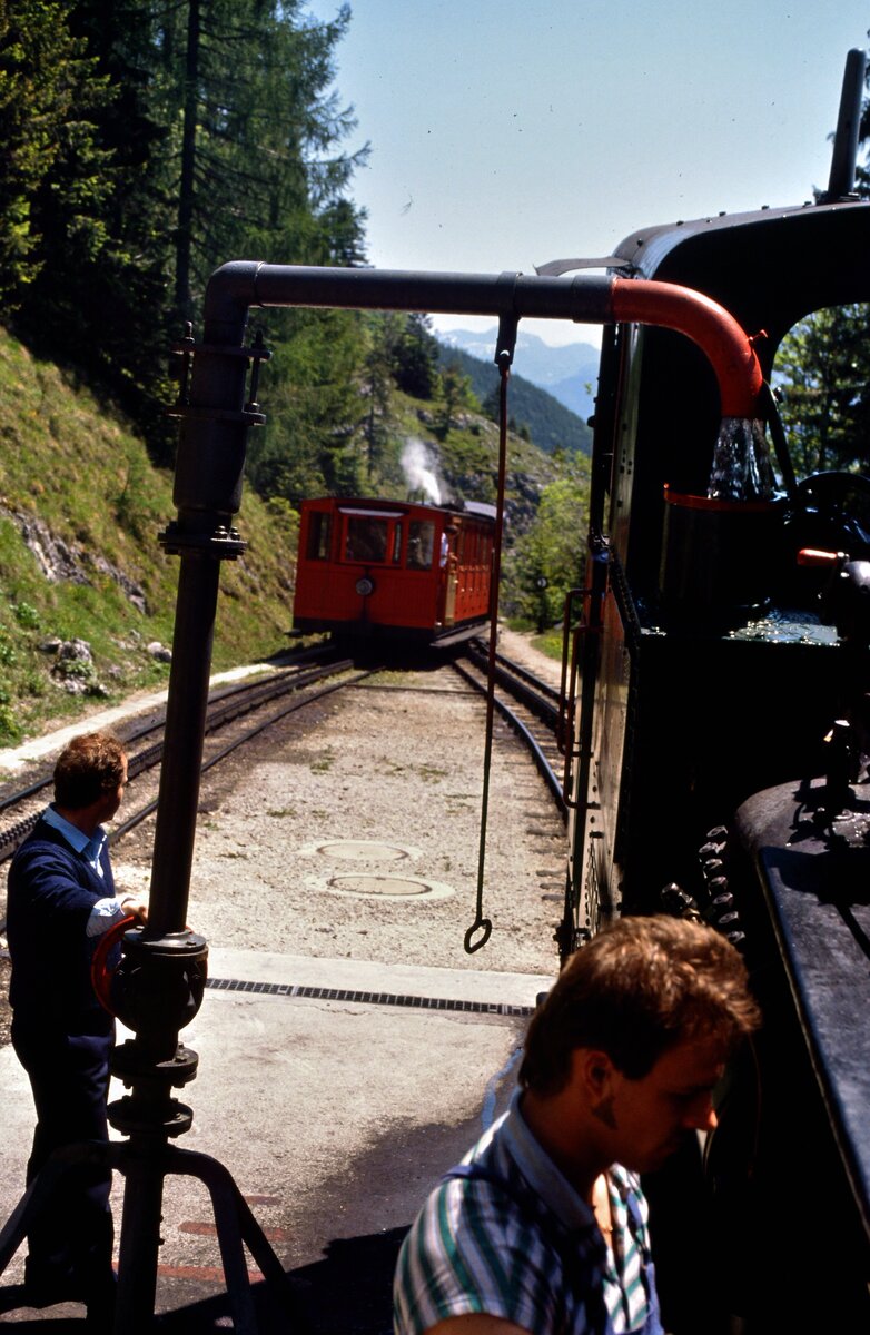 1986: Eine Dampflok der Schafbergbahn beim Wassernachfüllen 