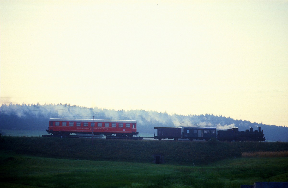 1986 gab es noch dampfgeführte Güterzüge im Waldviertel. Lok 399-04 hat hier einen Schienenprüfwagen am Haken.