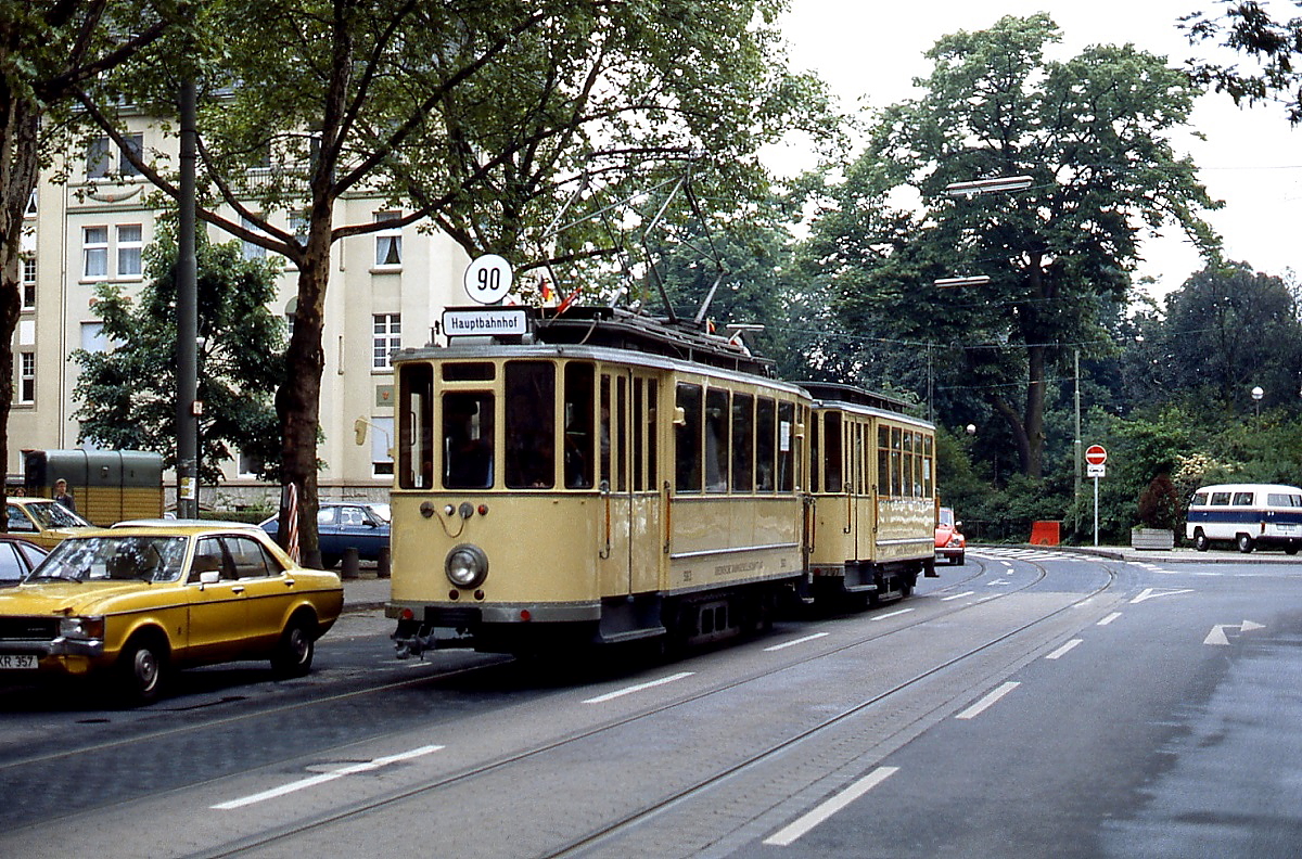 1986 setzte die Rheinbahn anläßlich des 90.  Geburtstages  des Düsseldorfer Hafens mehrere historische Fahrzeuge zwischen dem Hauptbahnhof und Düsseldorf-Hamm ein, hier ist der 1921 gebaute Fünffensterwagen 583 mit dem Bw 797 am Fürstenplatz in Richtung Hauptbahnhof unterwegs