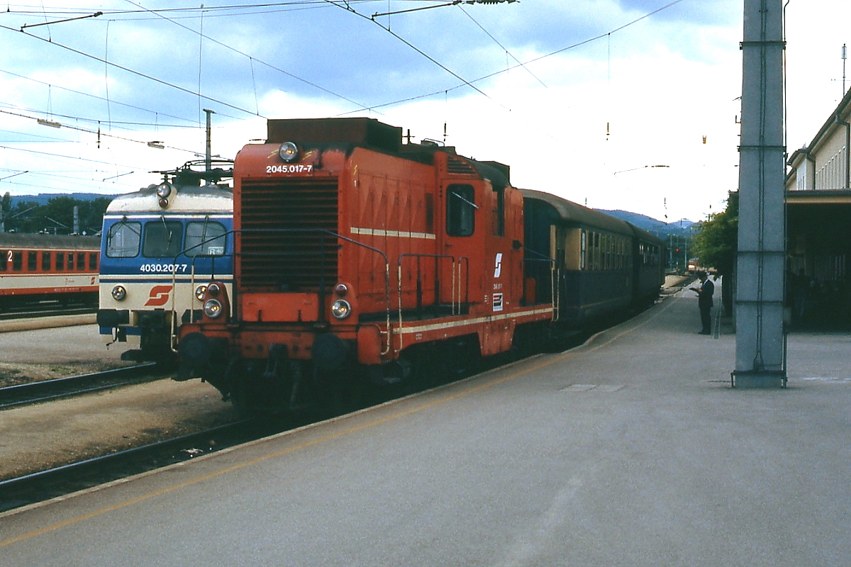 1987 wurde die Reihe 2045 noch vor Personenzügen durch das Kamptal eingesetzt, hier 2045 017-7 im Juni 1987 im Bahnhof Krems, daneben 4030 207-7