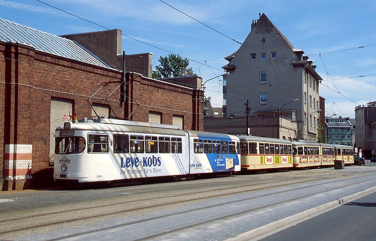 1987/88 lösten Sechsachser mit Beiwagen die Großraumwagen auf der Linie 706 ab. Im Sommer 2001 stehen GT6 2405 mit Beiwagen und ein weiterer Zug gleichen Typs auf den Abstellgleisen vor dem Betriebshof Am Steinberg.