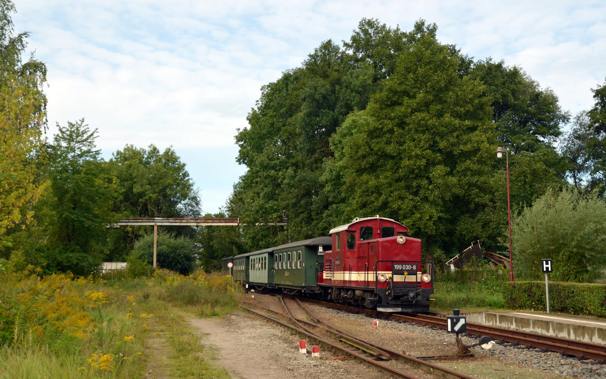 199 030 erreicht mit ihrem Sonderzug von Kemmlitz nach Oschatz am 10.09.17 den Bahnhof Altmügeln.