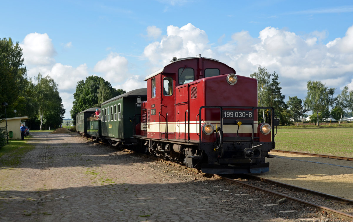 199 030 musste am 10.09.17 mit ihrem Sonderzug nach Oschatz im Bahnhof Naundorf die Kreuzung des aus Oschatz kommenden GmP abwarten.