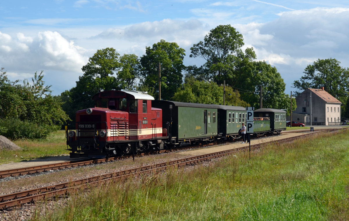 199 030 wartet am 10.09.17 in Nebitzschen auf die Ankunft von 99 574.