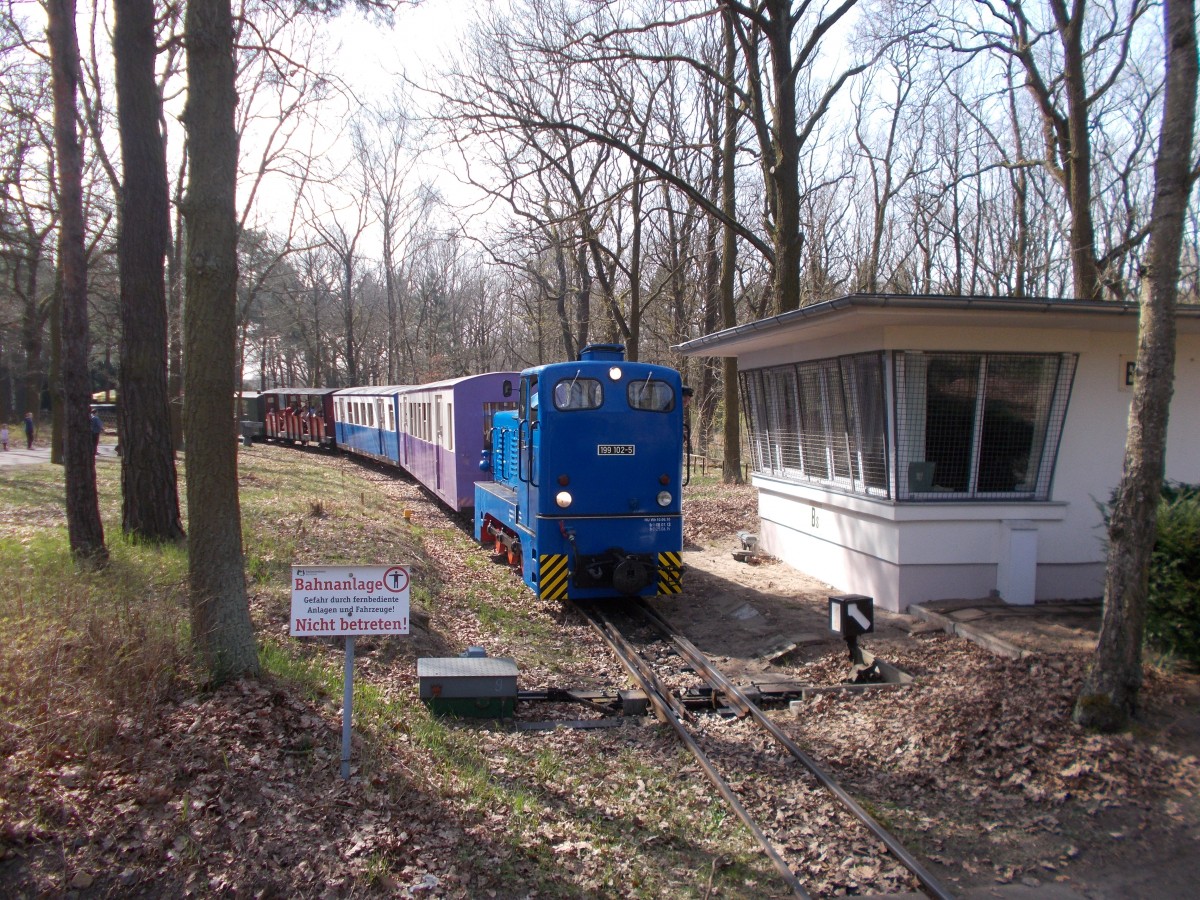 199 102,von der Berliner Parkeisenbahn,kam am 11.April 2015 in die Station Badesee eingefahren.