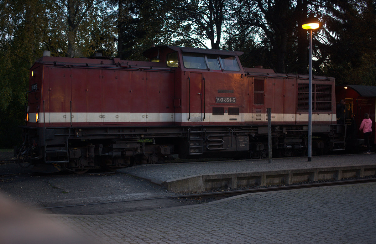 199 861-6 , vom Brocken kommend, wartet in Drei  Annen Hohne auf die Weiterfahrt nach Wernigerode, sie bespannt ein Regelzugpaar  Wernigerode-Brocken und zurück.13.10.2019, 18:34 Uhr. Drei Annen Hohne