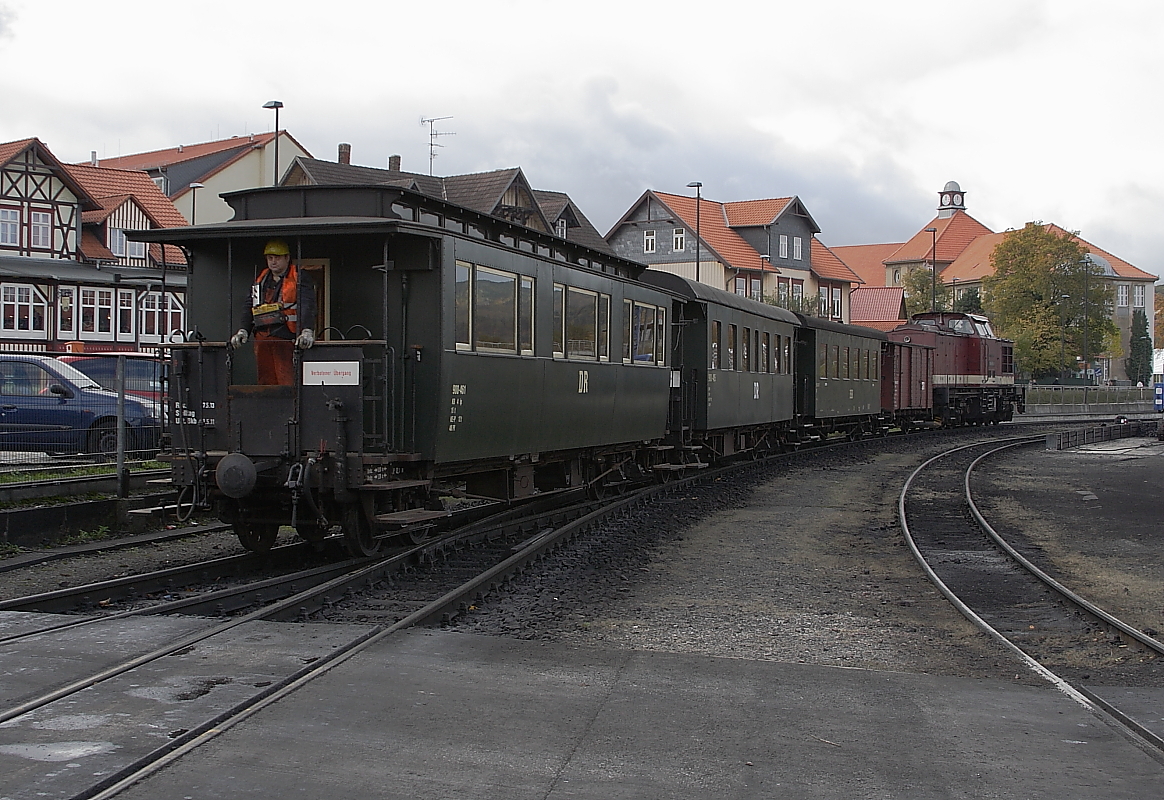 199 861 am 18.10.2013 beim Bereitstellen eines Sonderzuges der IG HSB in Richtung Brocken im Bahnhof Wernigerode. Interessant ist hier nicht nur der Grenunterschied zwischen der einstigen Regelspurlok und den Waggons, sondern auch der betrchtliche Altersunterschied der Fahrzeuge!