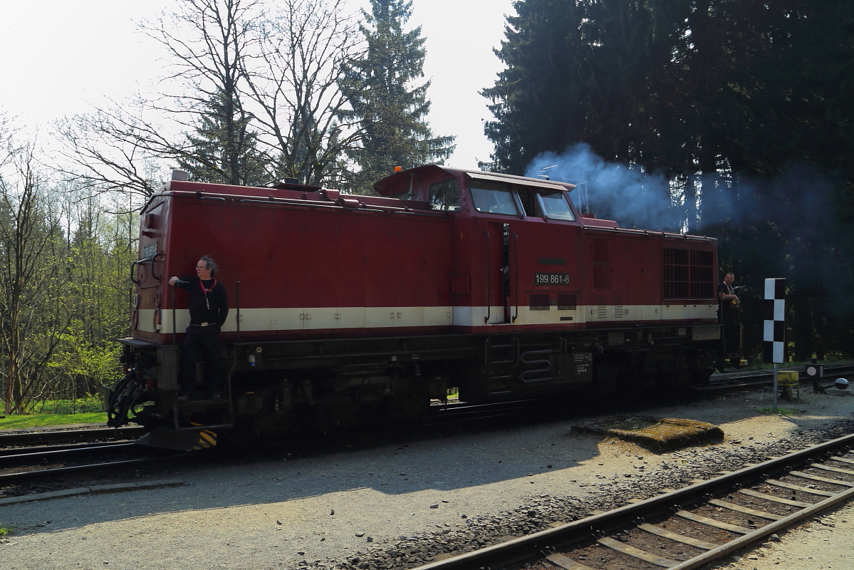 199 861 am 21.04.2018 auf Umsetzfahrt im Bahnhof Drei Annen Hohne. Sie ist an jenem Tag mit einem Sonder-GmP unterwegs, um zwei aufgebockte Normalspurkesselwagen im Bahnhof Brocken und auch in dem hiesigen zu stationieren. Zusätzlich hatte sie einen Pack- und zwei Personenwagen am Haken, mit welchen Fotografen befördert wurden, die das Ereignis dokumentierten. Nach dem Abstellen des letzten Kesselwagens in Drei Annen Hohne wird sie jetzt den Rest des Zuges zurück nach Wernigerode bringen.